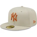 cappello-piatto-grigio-chiuso-con-logo-marrone-59fifty-league-essential-dei-new-york-yankees-mlb-di-new-era