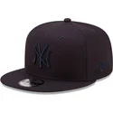 cappellino-snapback-blu-navy-con-visiera-piatta-e-logo-blu-navy-9fifty-league-essential-dei-new-york-yankees-mlb-di-new-era