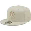 casquette-plate-grise-snapback-avec-logo-grise-9fifty-league-essential-new-york-yankees-mlb-new-era