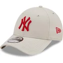 beige-justerbar-bojd-keps-med-rod-logotyp-9forty-league-essential-new-york-yankees-mlb-fran-new-era