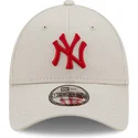 beige-justerbar-bojd-keps-med-rod-logotyp-9forty-league-essential-new-york-yankees-mlb-fran-new-era