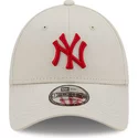 casquette-courbee-beige-ajustable-avec-logo-rouge-9forty-league-essential-new-york-yankees-mlb-new-era