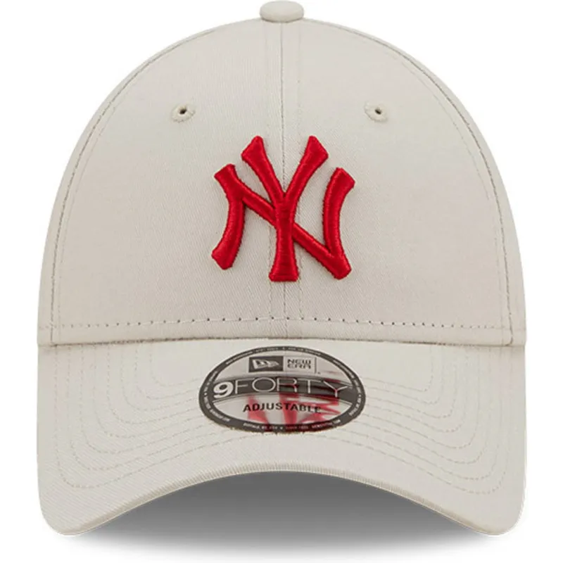 bezowa-regulowana-czapka-z-zakrzywionym-daszkiem-z-czerwonym-logo-9forty-league-essential-new-york-yankees-mlb-new-era