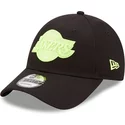 casquette-courbee-noire-ajustable-avec-logo-vert-9forty-neon-pack-los-angeles-lakers-nba-new-era