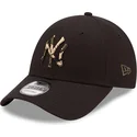 schwarze-verstellbare-kappe-mit-gebogenem-schirm-und-braunem-logo-9forty-camo-infill-der-new-york-yankees-mlb-von-new-era