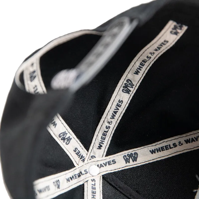 cappellino-curvo-nero-snapback-classic-ww22-di-wheels-and-waves