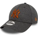 cappelli-curva-grigio-cinghia-regolabile-9forty-shadow-tech-dei-new-york-yankees-mlb-di-new-era