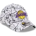 mutzen-gebogen-weiss-verstellbares-band-9forty-marble-der-los-angeles-lakers-nba-von-new-era