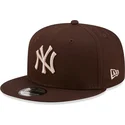 cappellino-piatto-marrone-snapback-9fifty-league-essential-dei-new-york-yankees-mlb-di-new-era