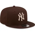 cappellino-piatto-marrone-snapback-9fifty-league-essential-dei-new-york-yankees-mlb-di-new-era