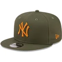 cappellino-snapback-verde-con-visiera-piatta-e-logo-arancione-9fifty-league-essential-dei-new-york-yankees-mlb-di-new-era