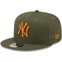 casquette-plate-verte-snapback-avec-logo-orange-9fifty-league-essential-new-york-yankees-mlb-new-era