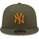 cappellino-snapback-verde-con-visiera-piatta-e-logo-arancione-9fifty-league-essential-dei-new-york-yankees-mlb-di-new-era