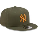 cappellino-snapback-verde-con-visiera-piatta-e-logo-arancione-9fifty-league-essential-dei-new-york-yankees-mlb-di-new-era