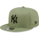 cappello-snapback-verde-con-visiera-piatta-e-logo-nero-9fifty-league-essential-dei-new-york-yankees-mlb-di-new-era