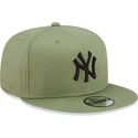 cappello-snapback-verde-con-visiera-piatta-e-logo-nero-9fifty-league-essential-dei-new-york-yankees-mlb-di-new-era