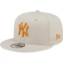 mutzen-flach-beige-snapback-9fifty-league-essential-der-new-york-yankees-mlb-von-new-era