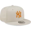 mutzen-flach-beige-snapback-9fifty-league-essential-der-new-york-yankees-mlb-von-new-era