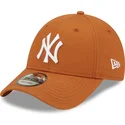 cappelli-curva-marrone-cinghia-regolabile-9forty-league-essential-dei-new-york-yankees-mlb-di-new-era