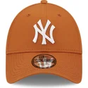cappelli-curva-marrone-cinghia-regolabile-9forty-league-essential-dei-new-york-yankees-mlb-di-new-era