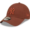 cappellino-marrone-regolabile-con-visiera-curva-e-logo-marrone-9forty-league-essential-dei-new-york-yankees-mlb-di-new-era