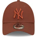mutzen-gebogen-braun-verstellbares-band-9forty-league-essential-der-new-york-yankees-mlb-von-new-era