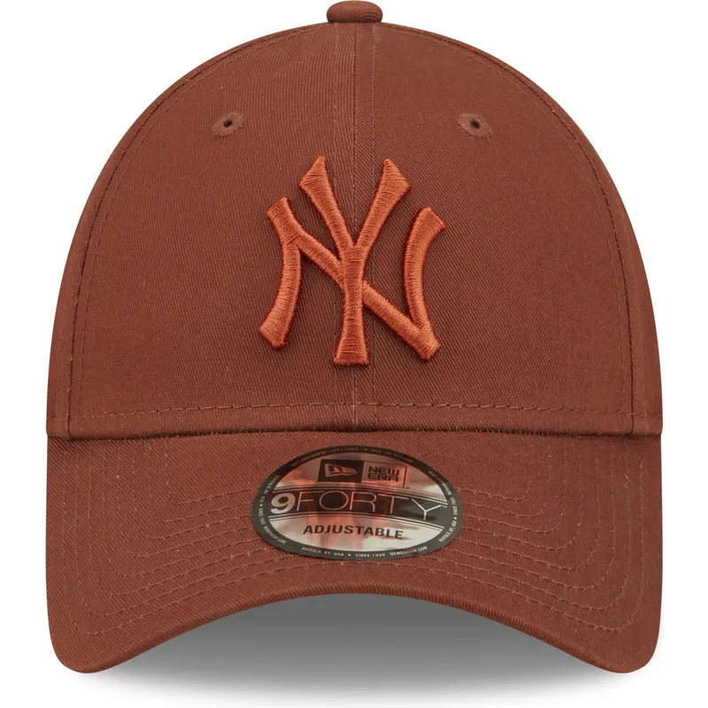 mutzen-gebogen-braun-verstellbares-band-9forty-league-essential-der-new-york-yankees-mlb-von-new-era
