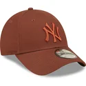 cappellino-marrone-regolabile-con-visiera-curva-e-logo-marrone-9forty-league-essential-dei-new-york-yankees-mlb-di-new-era