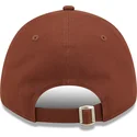 cappellino-marrone-regolabile-con-visiera-curva-e-logo-marrone-9forty-league-essential-dei-new-york-yankees-mlb-di-new-era