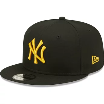 New Era Flat Brim Yellow Logo 9FIFTY League Essential New York Yankees MLB Black Snapback Cap