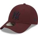 mutzen-gebogen-rot-verstellbares-band-granate-9forty-league-essential-der-new-york-yankees-mlb-von-new-era