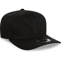 schwarze-gebogene-snapback-kappe-mit-schwarzem-logo-9fifty-tonal-stretch-snap-der-chicago-bulls-nba-von-new-era