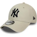 buet-beige-justerbar-kasket-med-sort-logo-9forty-league-essential-fra-new-york-yankees-mlb-fra-new-era