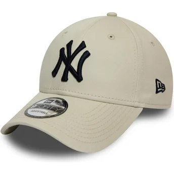 Buet beige justerbar kasket med sort logo 9FORTY League Essential fra New York Yankees MLB fra New Era