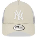 beige-und-weisse-trucker-kappe-9forty-a-frame-der-new-york-yankees-mlb-von-new-era