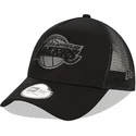sort-trucker-kasket-med-sort-logo-9forty-a-frame-tonal-fra-los-angeles-lakers-nba-fra-new-era
