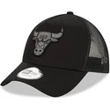 cappellino-trucker-nero-con-logo-nero-9forty-a-frame-tonal-di-chicago-bulls-nba-di-new-era