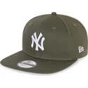 cappellino-piatto-verde-snapback-9fifty-essential-dei-new-york-yankees-mlb-di-new-era