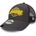 cappellino-trucker-grigio-regolabile-9forty-home-field-dei-los-angeles-lakers-nba-di-new-era