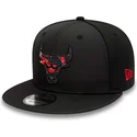 cappellino-piatto-nero-snapback-con-logo-rosso-9fifty-print-infill-dei-chicago-bulls-nba-di-new-era