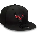 cappellino-piatto-nero-snapback-con-logo-rosso-9fifty-print-infill-dei-chicago-bulls-nba-di-new-era