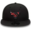 cappellino-piatto-nero-snapback-con-logo-rosso-9fifty-print-infill-dei-chicago-bulls-nba-di-new-era