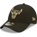 cappellino-nero-regolabile-con-visiera-curva-e-logo-dorato-9forty-metallic-dei-chicago-bulls-nba-di-new-era