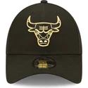 cappellino-nero-regolabile-con-visiera-curva-e-logo-dorato-9forty-metallic-dei-chicago-bulls-nba-di-new-era