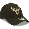 cappellino-nero-regolabile-con-visiera-curva-e-logo-dorato-9forty-metallic-dei-chicago-bulls-nba-di-new-era