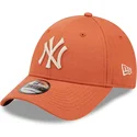 verstellbare-orangefarbene-kappe-mit-gebogenem-schirm-und-beigem-logo-9forty-league-essential-der-new-york-yankees-mlb-von-new-e