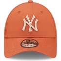 verstellbare-orangefarbene-kappe-mit-gebogenem-schirm-und-beigem-logo-9forty-league-essential-der-new-york-yankees-mlb-von-new-e