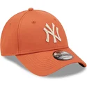 verstellbare-orangefarbene-kappe-mit-gebogenem-schirm-und-beigem-logo-9forty-league-essential-der-new-york-yankees-mlb-von-new-e