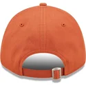 verstellbare-orangefarbene-kappe-mit-gebogenem-schirm-und-beigem-logo-9forty-league-essential-der-new-york-yankees-mlb-von-new-e