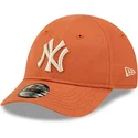 cappellino-arancione-regolabile-per-bambino-piccolo-con-logo-beige-9forty-league-essential-dei-new-york-yankees-mlb-di-new-era